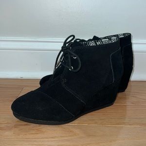 TOMS - Desert Wedge - Black Suede - size 7